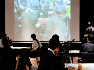 神戸大が開発した「Ｅｍｐａ-ｓｅｅ」プロジェクトで阪神・淡路大震災の取材映像を見る中高生＝神戸市灘区六甲台町、神戸大