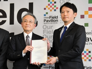 地域整備事業の抜本的見直しを求めた報告書を斎藤元彦知事（右）に提出した有識者委員会会長の田中敦・関西学院大教授＝兵庫県庁