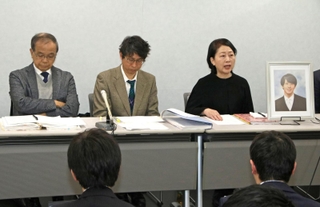 大阪地裁への提訴後、自殺した高島晨伍さんの遺影を前に記者会見する母の淳子さん（右端）ら＝２日午後、大阪市北区