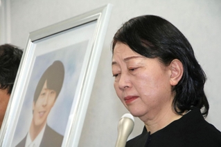 大阪地裁への提訴後、自殺した高島晨伍さんの遺影を前に記者会見する母の淳子さん＝２日午後、大阪市北区
