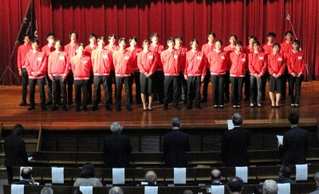 昨年１１月の記念式典には卒業生のほか、長年交流してきた関西の国公立、私大の関係者ら１７０人が出席し、現役部員が神戸高商の校歌を合唱した＝神戸市灘区六甲台町