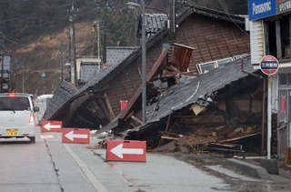道路の片側をふさいだ倒壊家屋＝１月２１日、石川県輪島市（撮影・笠原次郎）