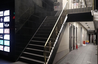食中毒で営業禁止処分を受けたすし店が入るテナントビル＝４日午後６時２２分、姫路市魚町