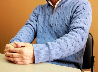 「仕事で関わる子どもたちからたくさんパワーや勇気をもらっている」と話す男性＝西宮市内