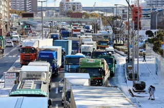 積雪で激しい渋滞となった国道２号＝２０２３年１月、神戸市須磨区