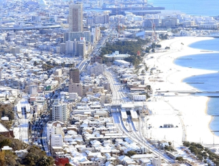 大雪に見舞われた神戸の市街地＝２０２３年１月、神戸市須磨区）