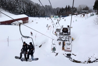 大雪で営業が再開され、利用客でにぎわうゲレンデ＝１月２７日、兵庫県香美町村岡区中大谷、スカイバレイスキー場（撮影・長谷部崇）