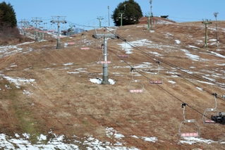 スキー場「アップかんなべ」の昨年末のゲレンデ。雪不足で地肌が露出している＝２０２３年１２月、豊岡市日高町栗栖野（撮影・丸山桃奈）