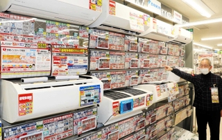 省エネ性能の向上が著しいエアコン。家計にも環境にも優しい製品がそろう＝神戸市中央区、ジョーシン三宮１ばん館