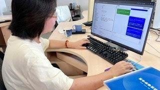 神戸国際医療交流財団などが開発したシステムを利用する外国人（同財団提供）