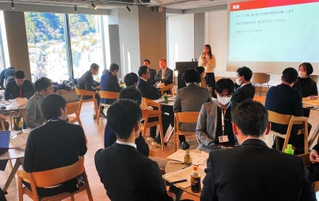 勉強会で意見発表する参加者ら＝神戸市中央区加納町４