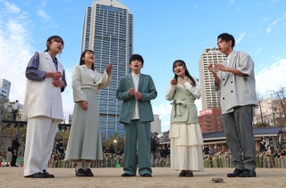 「満月の夕」を歌い上げる「うたかるた」のメンバー＝１月１７日、神戸市中央区加納町６、東遊園地（撮影・笠原次郎）