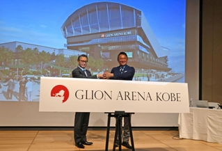 新名称「ジーライオンアリーナ神戸」を発表する神戸ストークスの渋谷順社長（右）と菊地秀武ジーライオングループ社長＝８日午後、神戸市中央区新港町（撮影・三津山朋彦）
