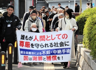 旧優生保護法を巡る損害賠償訴訟の第３回口頭弁論期日を迎え、裁判所に入る関係者や支援者ら＝９日午後、神戸市中央区橘通２、神戸地裁