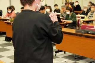弁論後の報告集会で「国はおかしい。私たちことを理解していない」と手話で訴える原告女性＝９日午後、神戸市中央区橘通３、あすてっぷＫＯＢＥ