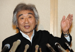 会見で話す小澤征爾さん＝２０１０年１月、東京都内のホテル