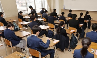 教室で試験の開始を待つ受験生＝１０日午前、神戸市須磨区宝田町２、滝川高校（撮影・長嶺麻子）