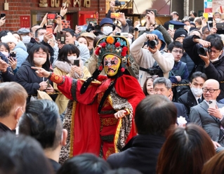 中国の旧正月を祝う「春節祭」が神戸の南京町で始まった。顔に付けた面が一瞬で変わる伝統芸能「変瞼（へんれん）」が披露され、大勢の人が楽しんだ＝１０日午前、神戸市中央区元町通１（撮影・笠原次郎）
