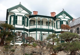 特別公開が始まった異人館「シュウエケ邸」＝神戸市中央区山本通３