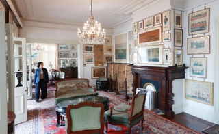 特別公開が始まったシュウエケ邸。和洋の調度品が多数飾られている＝神戸市中央区山本通３