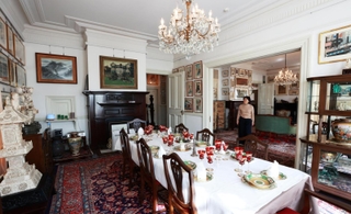 特別公開が始まったシュウエケ邸。和洋の調度品が多数飾られている＝神戸市中央区山本通３