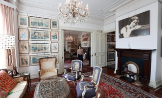 特別公開が始まったシュウエケ邸。和洋の調度品が多数飾られている＝神戸市中央区山本通３