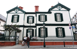 異人館「シュウエケ邸」の外観＝神戸市中央区山本通３