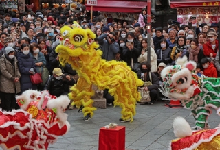 広場を駆け回り、祭りを盛り上げた神戸中華同文学校舞獅隊の獅子舞＝１０日午後、神戸市中央区元町通１、南京町（撮影・笠原次郎）