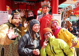 西遊記の登場人物との撮影を楽しむ人たち＝１０日午後、神戸市中央区、南京町（撮影・笠原次郎）