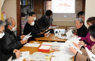 能登半島地震で被災したミャンマー人技能実習生らの状況を説明する「ミャンマー関西」のメンバーら＝神戸市長田区久保町３