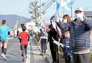 沿道から声援を送る人々＝姫路市田寺６