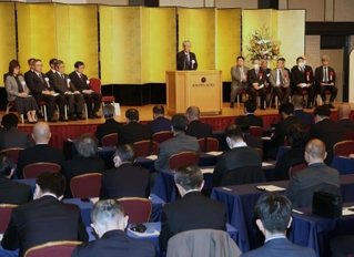 兵庫県内の販売店所長らが集まった神戸新聞販売店大会＝１１日午前、神戸市中央区港島中町６（撮影・小林良多）