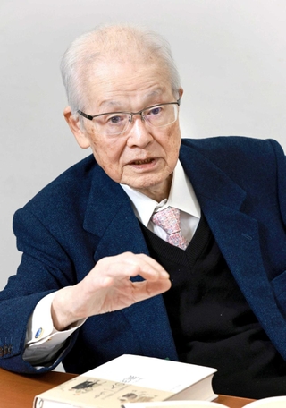 「連句的構想で書かれたという指摘はあるが、きちんと分析したものはこれまでない」と語る有本雄美さん＝神戸市中央区（撮影・小林良多）