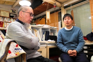 能登半島地震の被災地でも活動した被災地ＮＧＯ恊働センター前代表の村井雅清さん（左）と現代表の頼政良太さん。代表は９年前にバトンタッチされた＝神戸市兵庫区中道通２