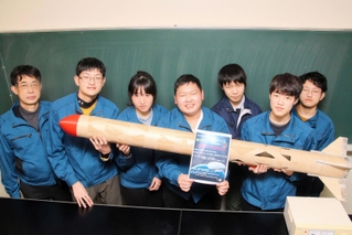 ロケットの開発を進める洲本高校科学技術部の生徒ら＝洲本高校