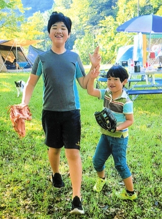 松尾侑城くん（左）と弟の眞輝君（両親提供）