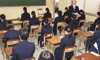 試験開始を待つ受験生たち＝１５日午前、神戸市東灘区御影石町、御影高校（撮影・笠原次郎）