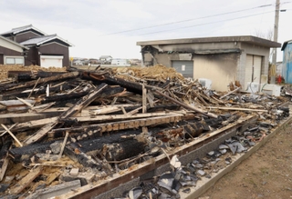 民家が全焼した事件の現場。建物のがれきが残されている＝２月、兵庫県稲美町岡