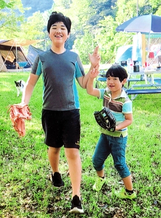 松尾侑城くん（左）と弟の眞輝君（両親提供）