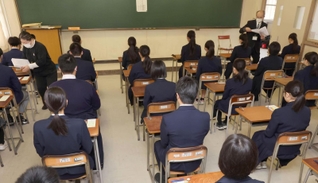試験開始を待つ受験生たち＝１５日午前、神戸市東灘区御影石町４、御影高校（撮影・笠原次郎）