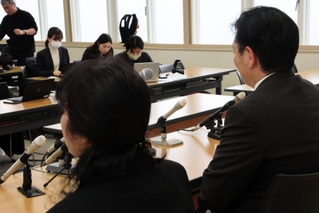 判決を受け会見する亡くなった松尾侑城君、眞輝君兄弟の両親＝１５日午後、姫路市北条１、兵庫県弁護士会姫路支部会館