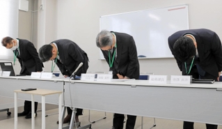 乗務員の運賃着服について謝罪する伊丹市交通局幹部＝伊丹市広畑３