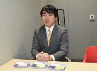 多言語で呼びかける映像を発案したサンテレビニュースキャスターの藤岡勇貴さん＝神戸市中央区東川崎町１