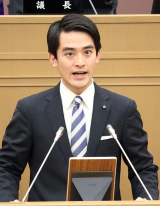 ２０２４年度の施政方針について説明する高島崚輔市長＝芦屋市精道町、市議会議場