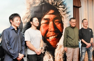 植村直己さんの写真の前に立つ（左から）大西良治さん、田中彰さん、山田高司さん、高野秀行さん＝東京都千代田区