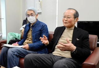 田村克也市長のリコールに向け会見する室谷啓一代表（右）＝三田市役所