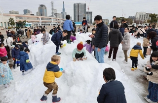 兵庫県北部の香美町から運び込まれた雪で遊ぶ子どもたち＝１７日午前、神戸市中央区波止場町（撮影・長嶺麻子）