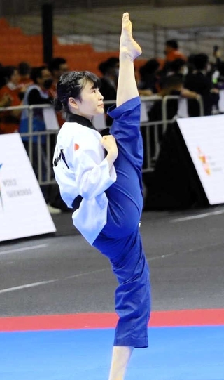 初めて日の丸を背負い世界選手権に挑んだ丹羽結子選手。体の柔らかさを生かした足技が強みだ＝２０２２年、韓国（本人提供）