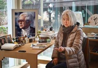 藤本義一さんの遺影の前で石綿被害の根絶について話す長女の中田有子さん＝芦屋市奥池町、ギャラリー「藤本義一の書斎」（撮影・三津山朋彦）