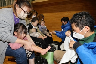 足湯を提供する神戸大の学生ボランティア（右）。被災した住民に喜ばれた＝１月、石川県七尾市（撮影・笠原次郎）